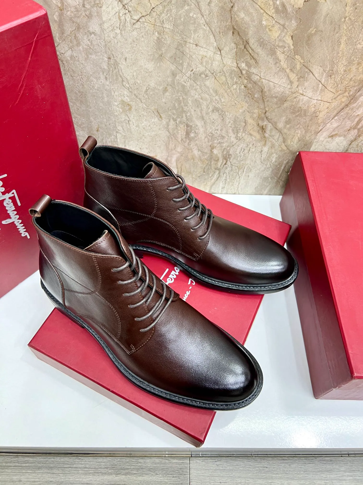 Original order quality: Men's shoes 💰700 Brand: Ferragamo (Ferragamo) One size larger: Men's size 38-44 (45 customized) Grade: Same style as the official website High-end men's shoes Material: Original cowhide, cowhide lining, original outsole Style category: Chelsea men's boots Fashion trend Color: Actual picture